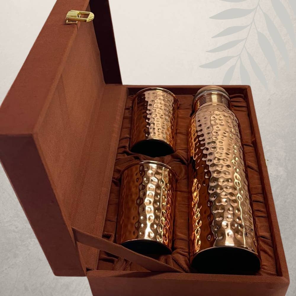 Ren Kobbersæt: Flaske (1 l) + 2 Bægre (300 ml) Hamret - Bartender Gear fra Ayurveda Specialist B.V. hos The Prince Webshop