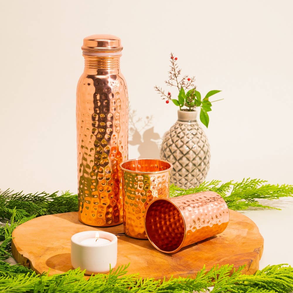 Ren Kobbersæt: Flaske (1 l) + 2 Bægre (300 ml) Hamret - Bartender Gear fra Ayurveda Specialist B.V. hos The Prince Webshop