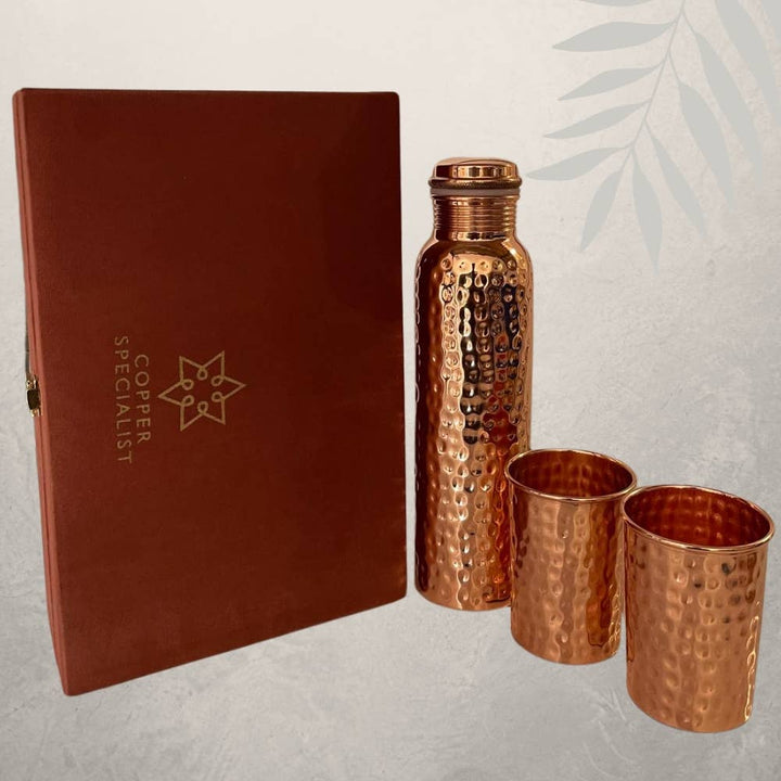 Ren Kobbersæt: Flaske (1 l) + 2 Bægre (300 ml) Hamret - Bartender Gear fra Ayurveda Specialist B.V. hos The Prince Webshop