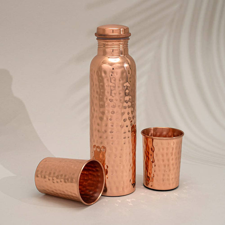 Ren Kobbersæt: Flaske (1 l) + 2 Bægre (300 ml) Hamret - Bartender Gear fra Ayurveda Specialist B.V. hos The Prince Webshop