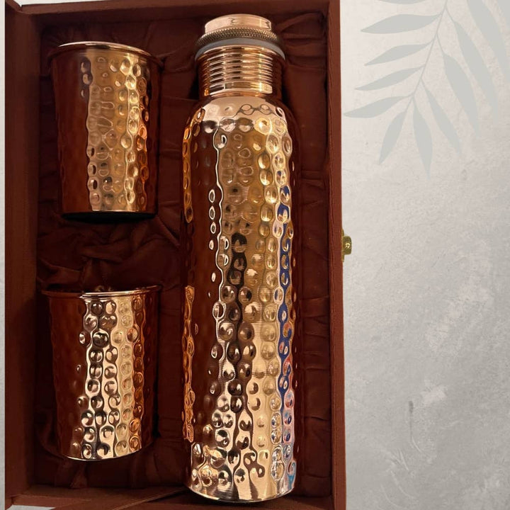 Ren Kobbersæt: Flaske (1 l) + 2 Bægre (300 ml) Hamret - Bartender Gear fra Ayurveda Specialist B.V. hos The Prince Webshop