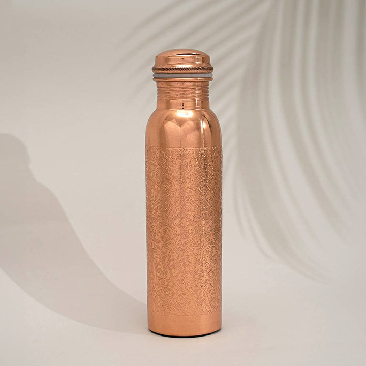 Ren Kobber Vandflaske Blomstermønster ± 1 liter - Gave Ide fra Ayurveda Specialist B.V. hos The Prince Webshop