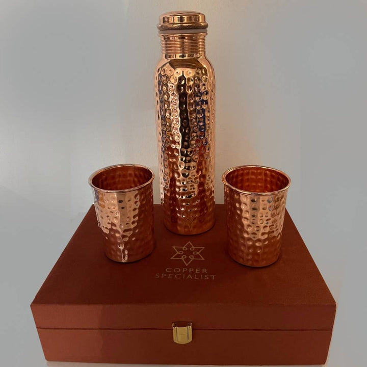 Ren Kobbersæt: Flaske (1 l) + 2 Bægre (300 ml) Hamret - Bartender Gear fra Ayurveda Specialist B.V. hos The Prince Webshop