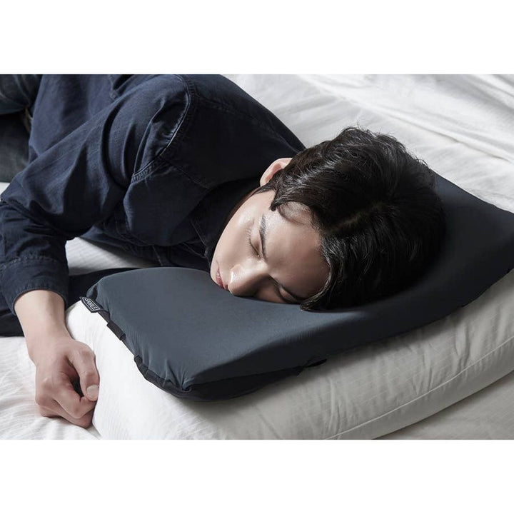 BANALE OMNI PILLOW - multi rejse pude i 3 farver - Rejse Tilbehør fra Banale hos The Prince Webshop