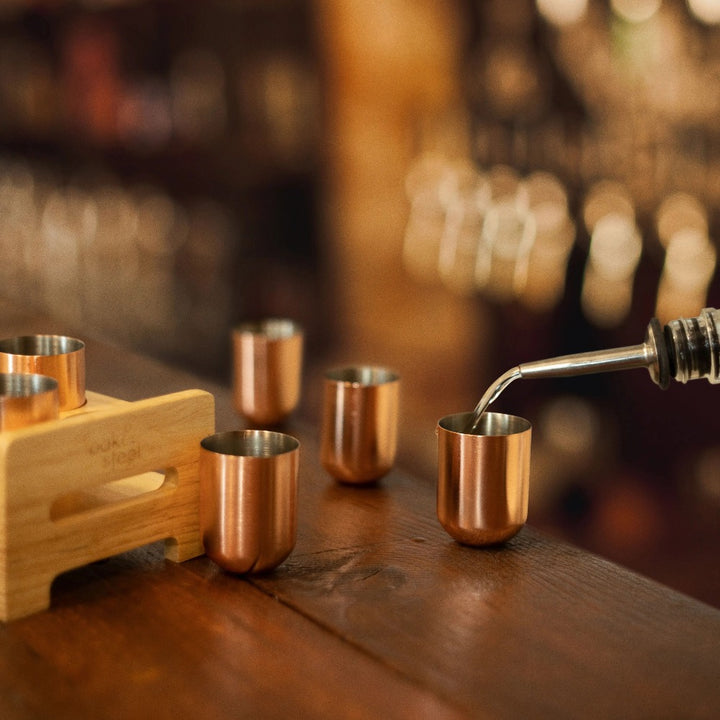 Oak & Steel - 6 Rose Gold Stainless Steel Shot Glasses With Holder Tray - Shotglas fra Oak & Steel hos The Prince Webshop