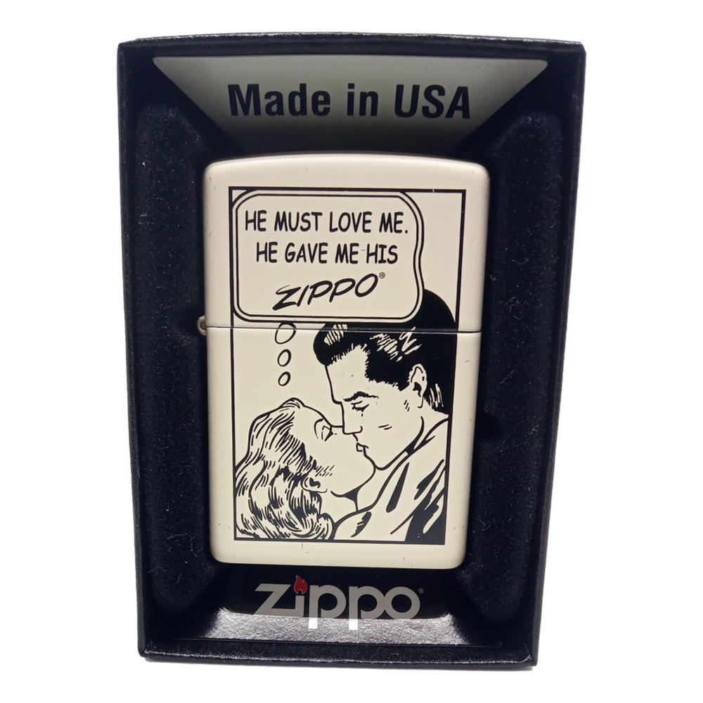 Zippo Lighter Comic - He must love me. He gave me his ZIPPO - Zippo Lighter fra Zippo hos The Prince Webshop