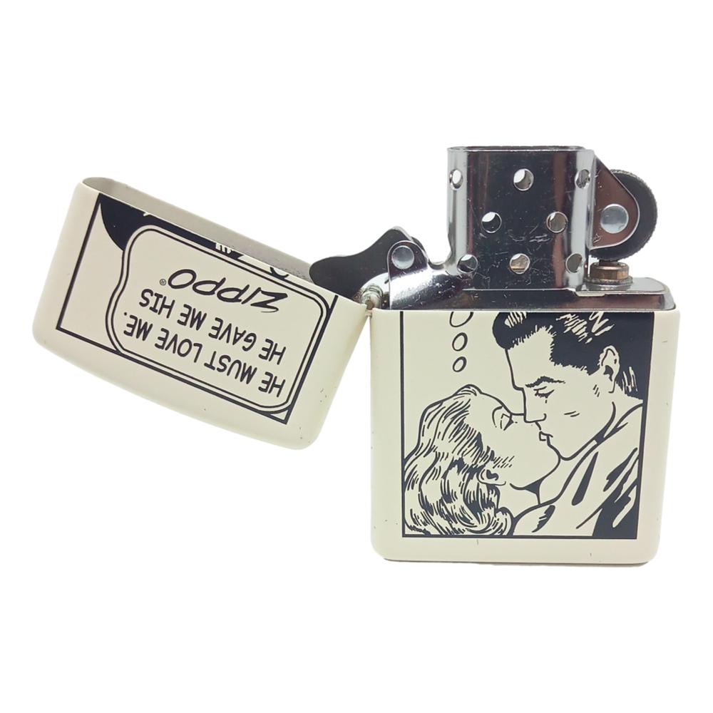 Zippo Lighter Comic - He must love me. He gave me his ZIPPO - Zippo Lighter fra Zippo hos The Prince Webshop