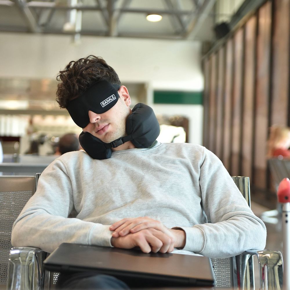 BANALE NECK PILLOW - rejse nakke pude i 2 farver - Rejse Tilbehør fra Banale hos The Prince Webshop